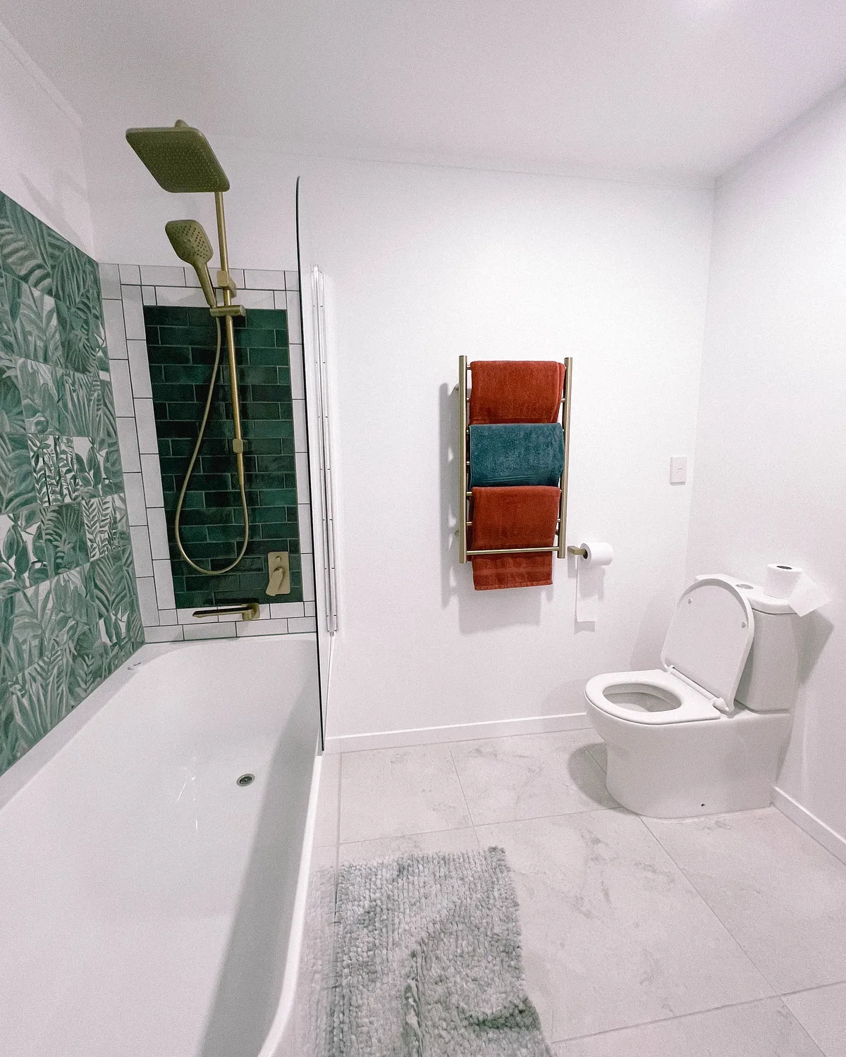 Salle de bain contemporaine — carrelage et faïence