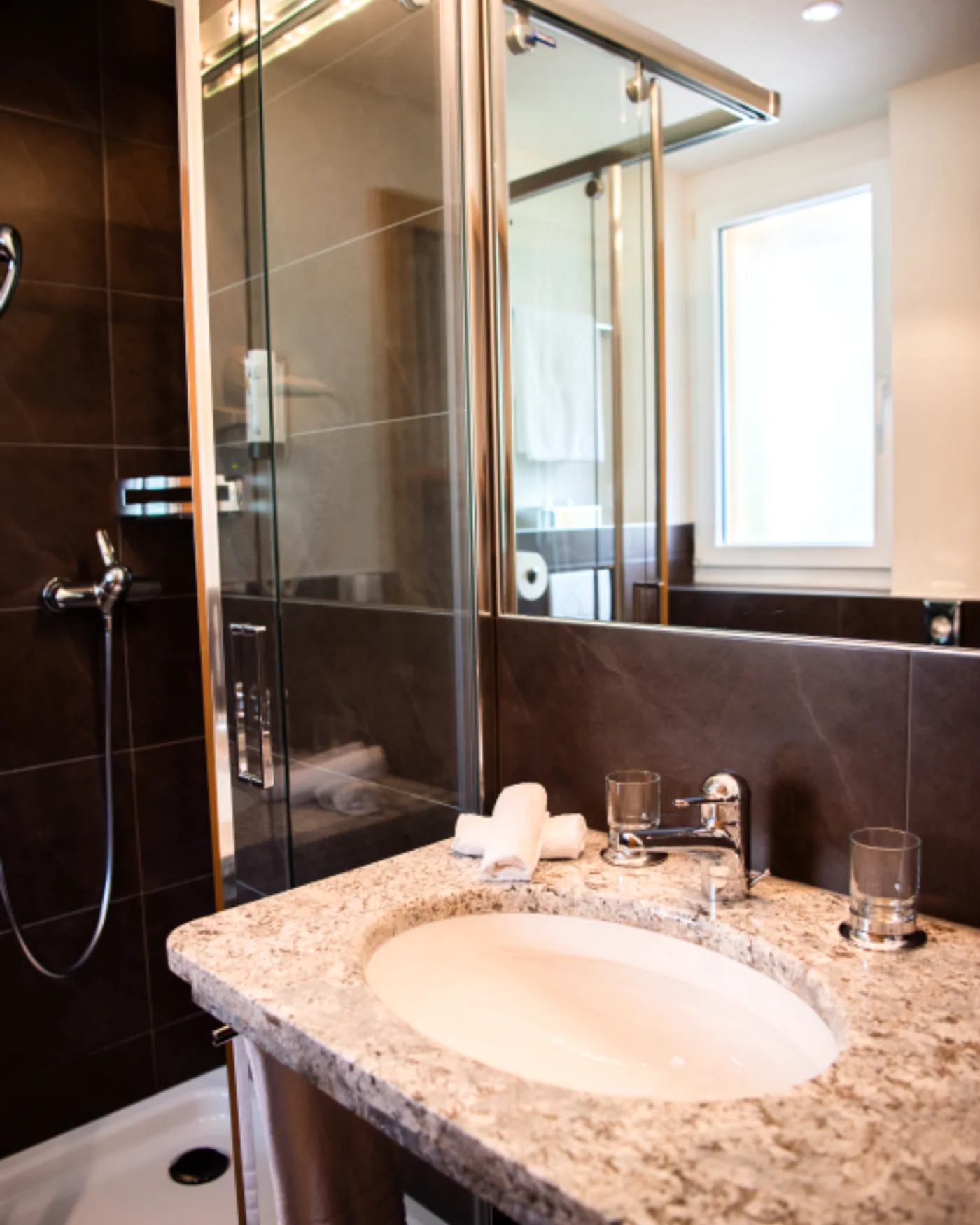 Illustration — salle de bain contemporaine carrelée